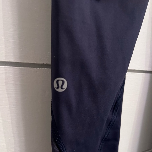 Lululemon Invigorate 7/8 Tight
Midnight Navy Size 6 - Picture 5 of 6